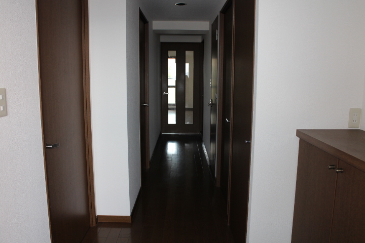 Entrance. Too wide it does not reach flash ☆