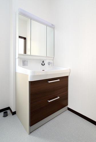 Wash basin, toilet. Three-sided mirror