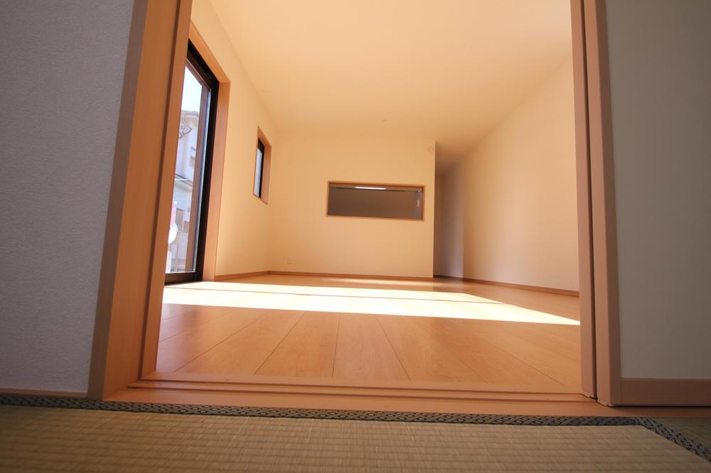 exhibition hall / Showroom. The photograph is the same type