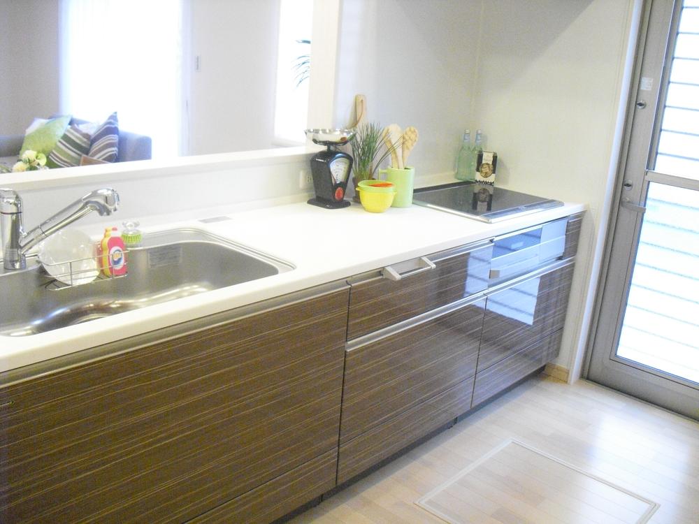 Kitchen.  [No. 7 land kitchen] IH cooking heater installed in the system Kitchen. Water-saving faucet, which is also water purification function is also something useful.