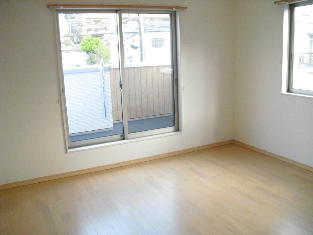 Non-living room.  [No. 7 land Master bedroom] The main bedroom of 8 pledge with a window to the south and east. Balcony in wide type of landscape, A lot of laundry will not dry out.