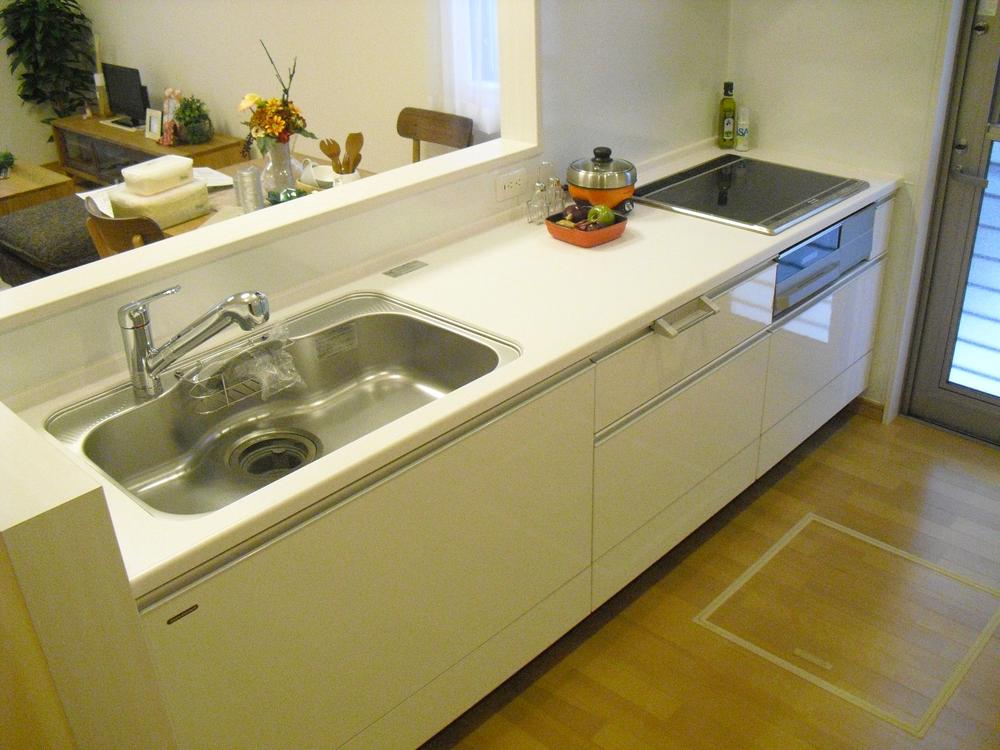 Kitchen.  [No. 8 locations kitchen] IH cooking heater installed in the system Kitchen. Water-saving faucet, which is also water purification function is also something useful.