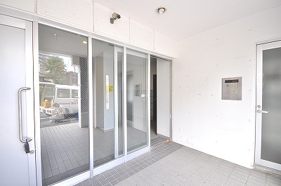 Entrance. Auto with lock