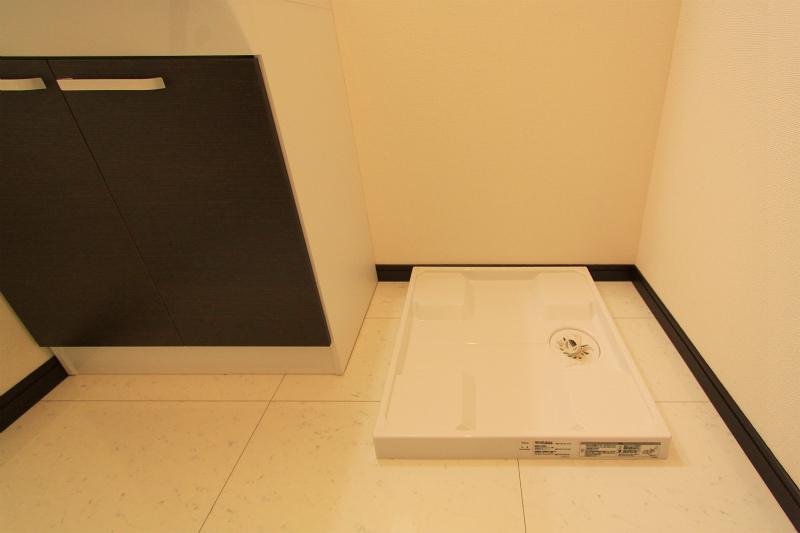 Wash basin, toilet. 2013 October 28, shooting