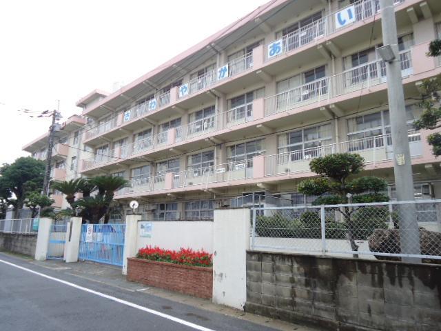 Primary school. 800m to Kitakyushu Honjo elementary school (elementary school)