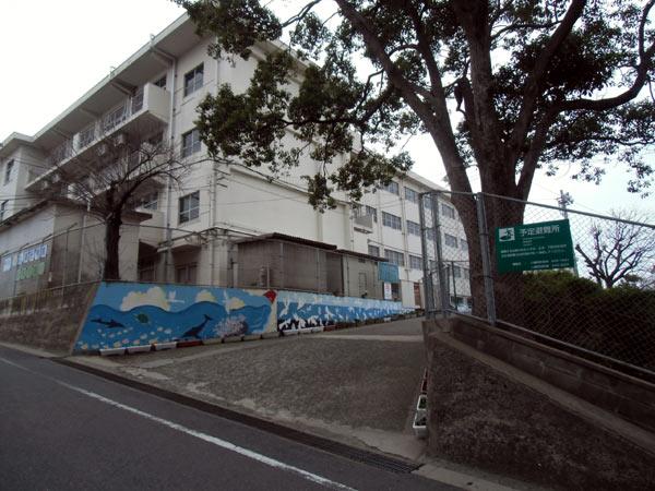 Junior high school. Honjo junior high school A 10-minute walk