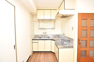 Kitchen. Gas stove can be installed with grill.