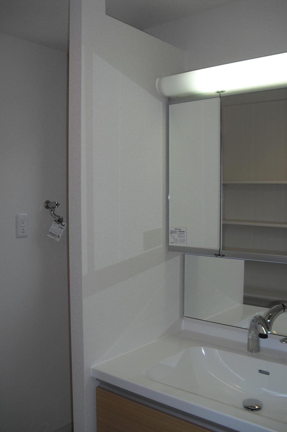 Other Equipment. The whole family of fashionable goods, It is hidden in the back of the three-sided mirror. .