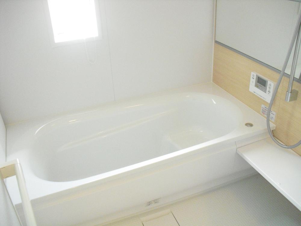 Bathroom.  [No. 2 place bathroom] With a convenient bathroom drying function to clothes drying on a rainy day.