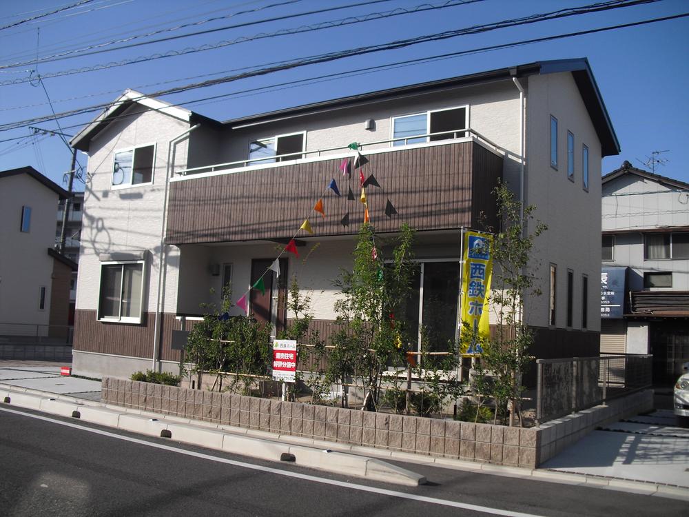 Local appearance photo.  [No. 2 place appearance] Good wide balcony and easy to use that you can enter and exit from 2 rooms.