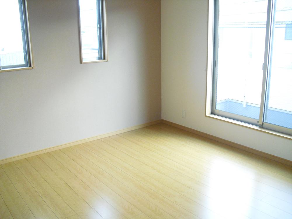 Non-living room.  [No. 2 place Master bedroom] The main bedroom of airy 8.0 Pledge two-plane daylight. It is a comfortable space that morning of the day is plug in the southeast corner room.