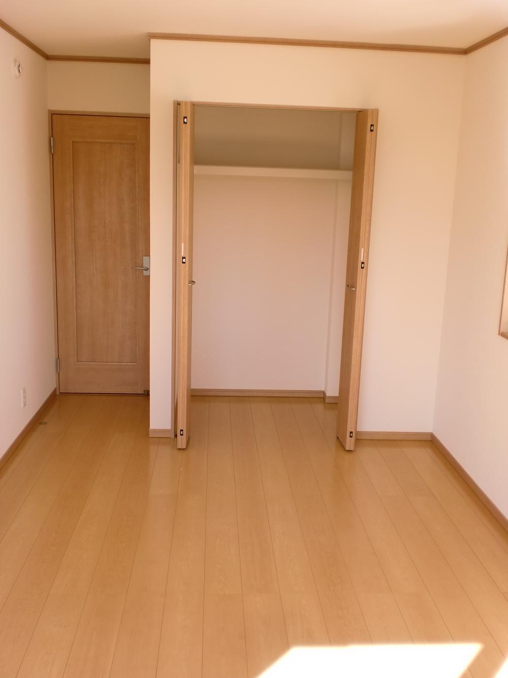 Non-living room. Western-style is an image.