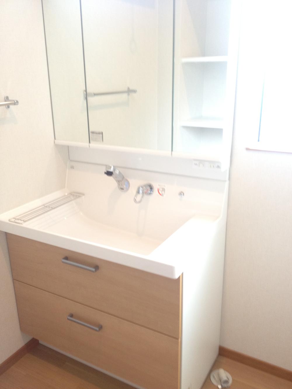 Wash basin, toilet. With three-sided mirror vanity. The back is very handy to have become in the housing (May 2013) Shooting