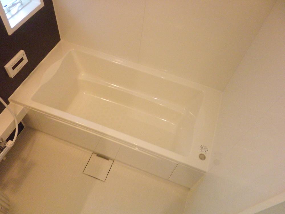 Bathroom. Whole insulation bathtub! Not cold over time. (May 2013) Shooting