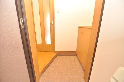 Entrance. In 1K unusual it is with entrance hall!