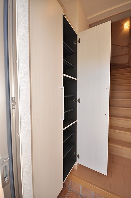 Entrance. State that from the outside looked at the front door. (Shoes Box Yes)