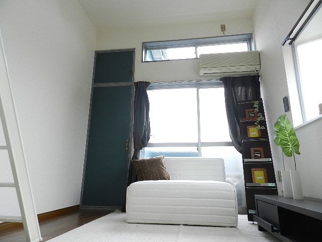 Living and room. Front window of the room is high, bright"