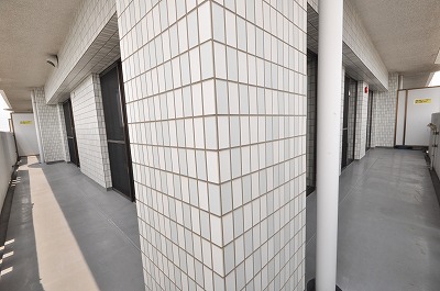 Balcony. L-shaped balcony