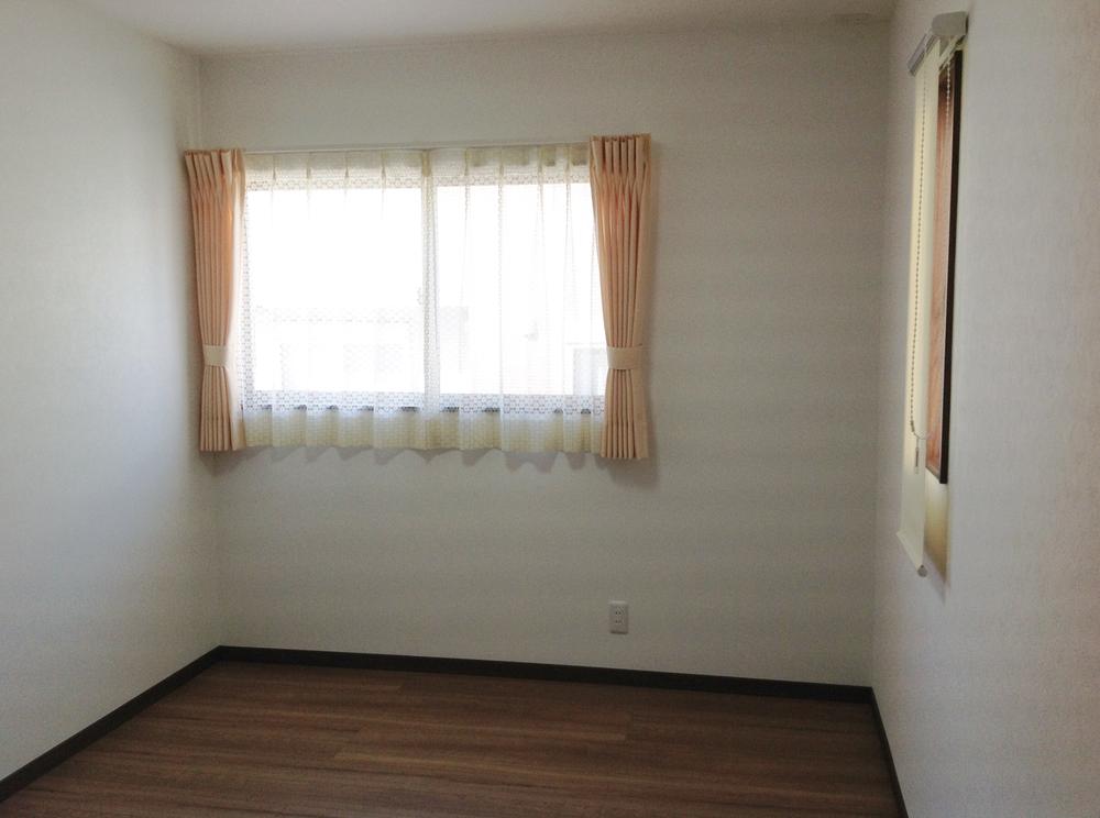 Non-living room. (No. 9 locations) 8 pledge nursery where the gentle light coming through the window