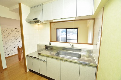 Kitchen. Semi-counter of the storage lot is difficult to spread the smell of the room