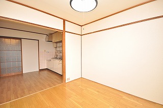 View. State in which the views of the living room from the balcony side.