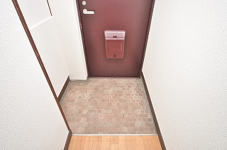 Entrance. State in which the views of the entrance from within.