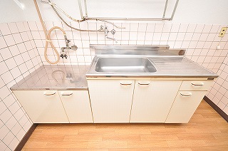 Kitchen. Gas stove can be installed.