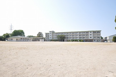 Junior high school. 550m to Kitakyushu Hikino Junior High School (school district) (junior high school)