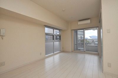 Living and room. It comes with air conditioning in the living room