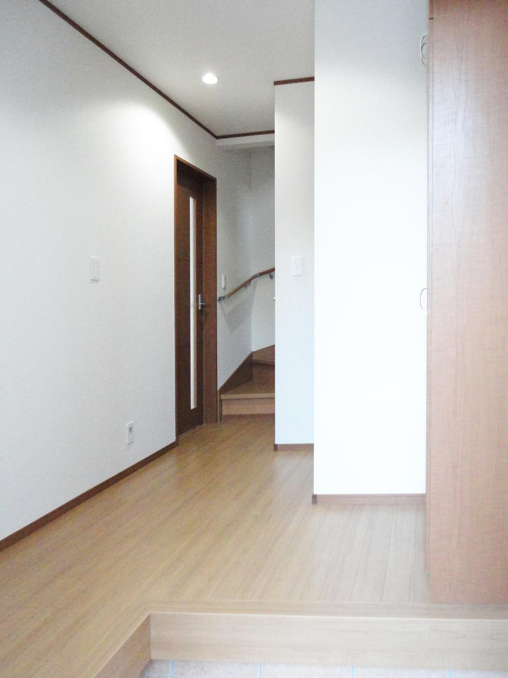 Entrance. Spacious entrance. It greets warmly for the return of your family. 