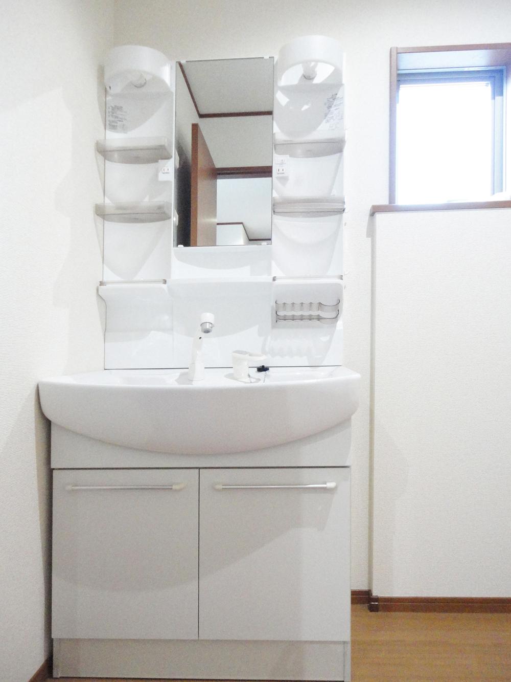 Wash basin, toilet. Washbasin a shower. 