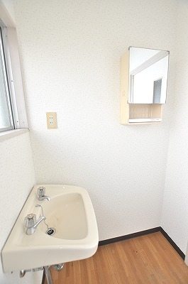 Washroom. I am happy, Basin space