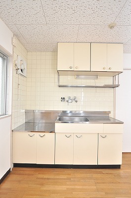 Kitchen. Gas stove can be installed with grill.