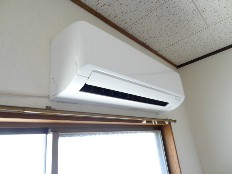 Bath. Air conditioning