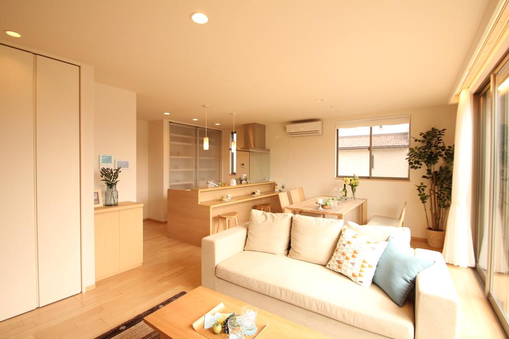 Living. Independent Japanese-style two households on the theme. LDK is we finished in bright, comfortable space in the adoption of Haisasshi.