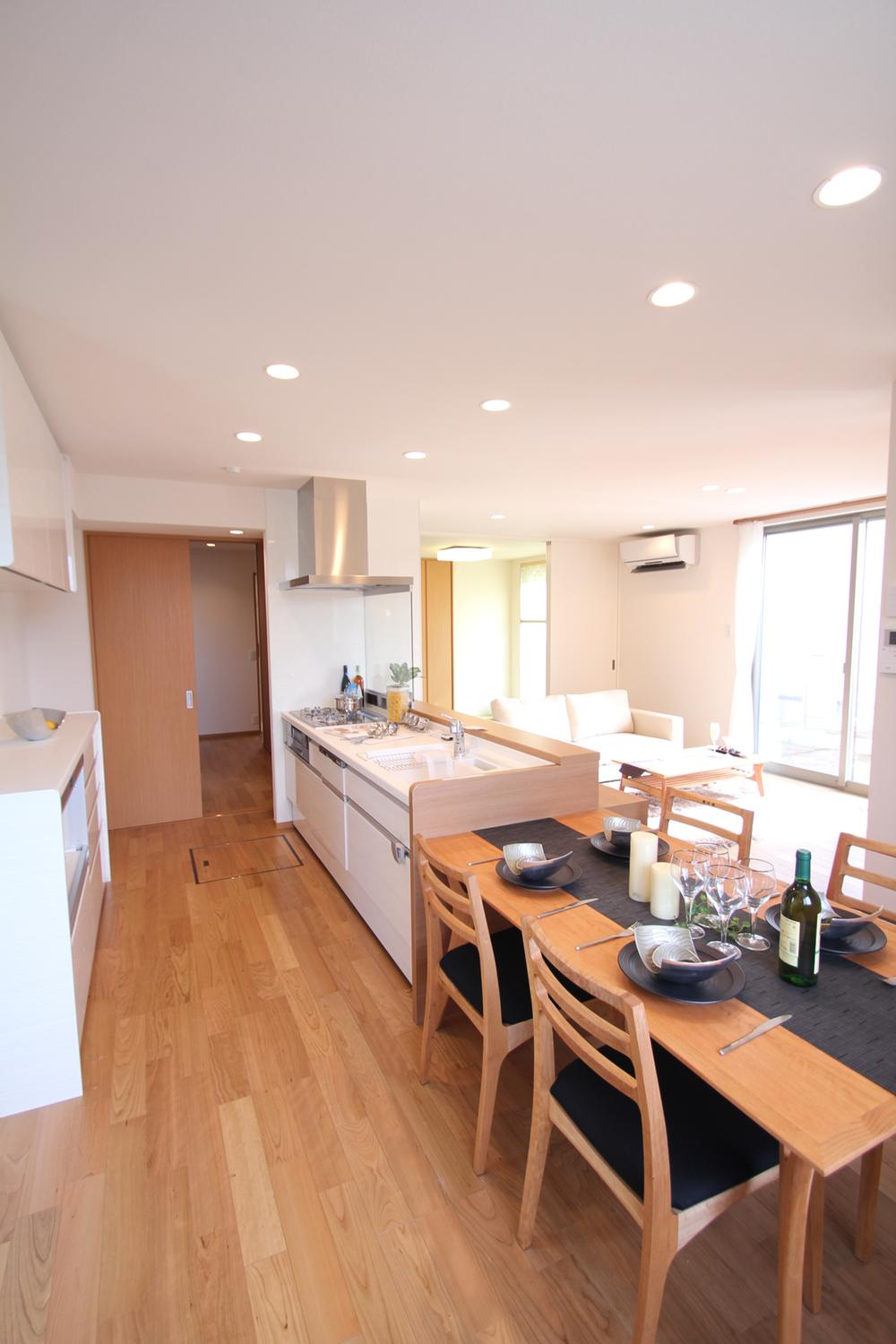 Kitchen. Kitchen space is spacious, Also size of the margin to the dishes along with the children. Floor housed but should help also to accommodate a heavy object.