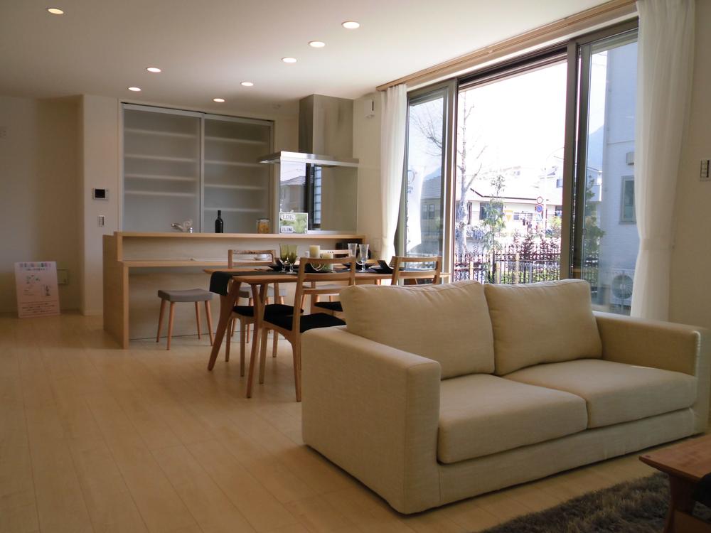 Living. Adopt a face-to-face kitchen that can talk while cooking. Flow line to the second floor also becomes via living, Stuck in life scene to nurture the bonds of family.