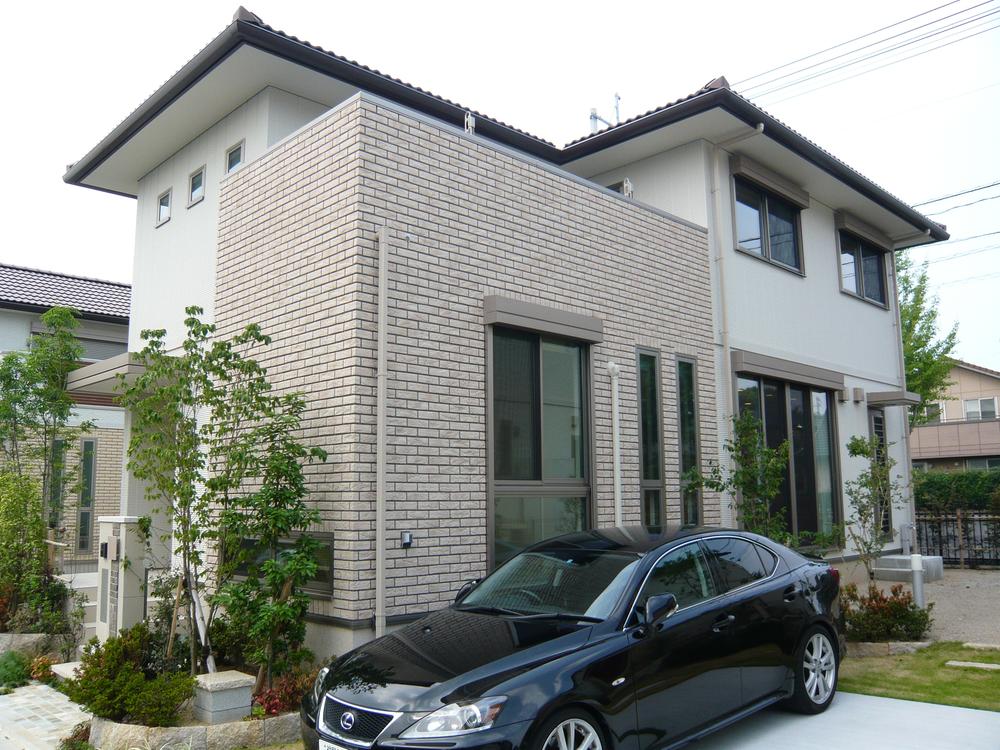 Local appearance photo. Use tile to the outer wall, It becomes appearance to have a personality each to all building.