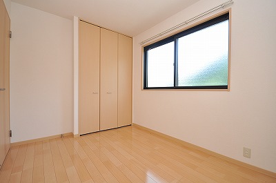 Other. Western-style 4.9 Pledge (closet Yes)