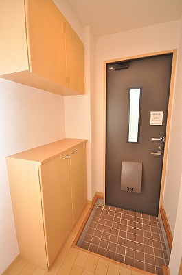 Entrance. State in which the views of the entrance from within. (Shoes Box Yes)