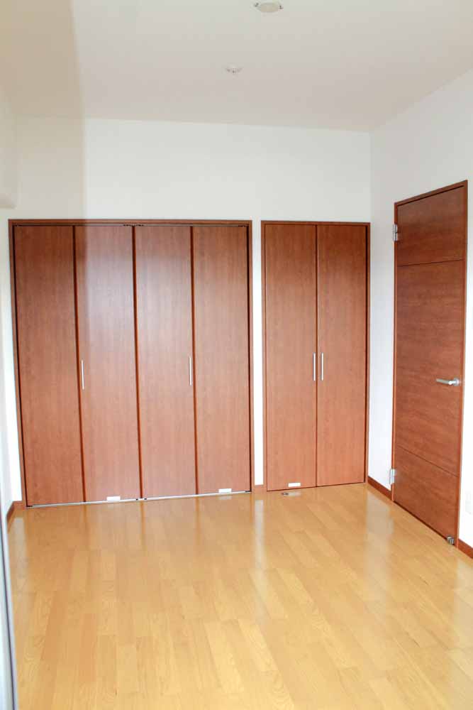 Living and room. Western-style 6 Pledge