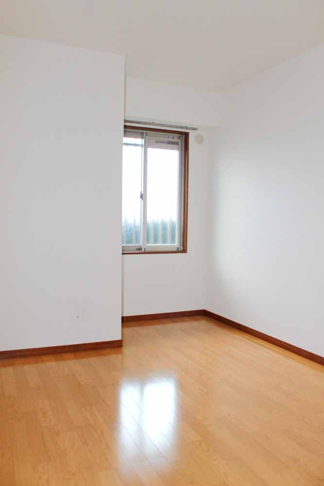 Living and room. Western-style 5.7 Pledge closet