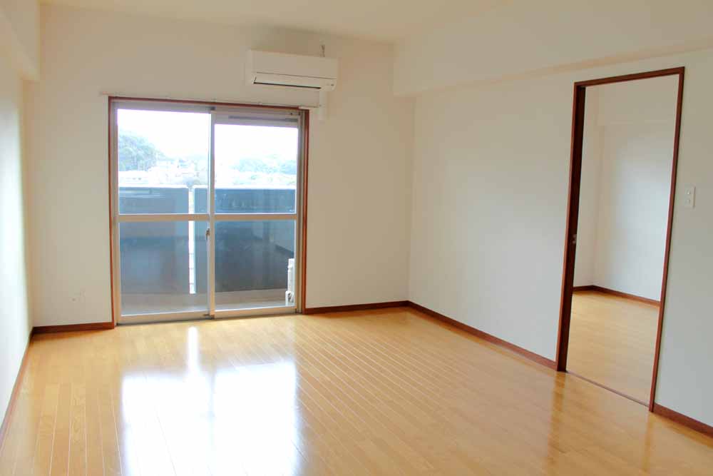 Living and room. LDK13.5 Pledge