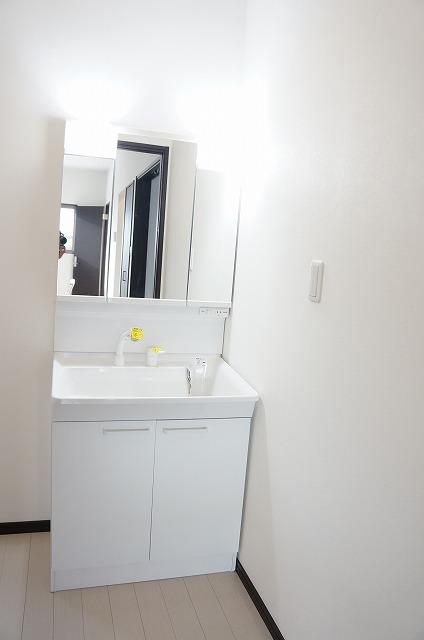 Wash basin, toilet. Building A