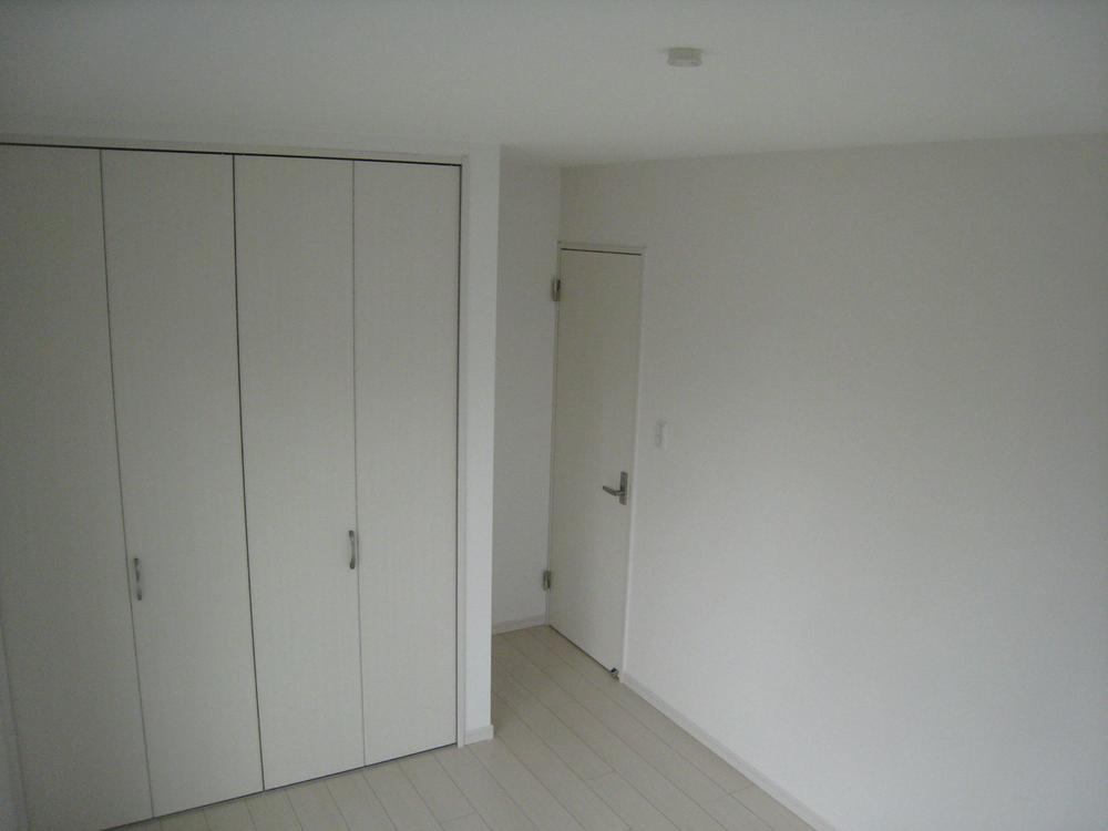 Other introspection. ■ All the room is with a closet!