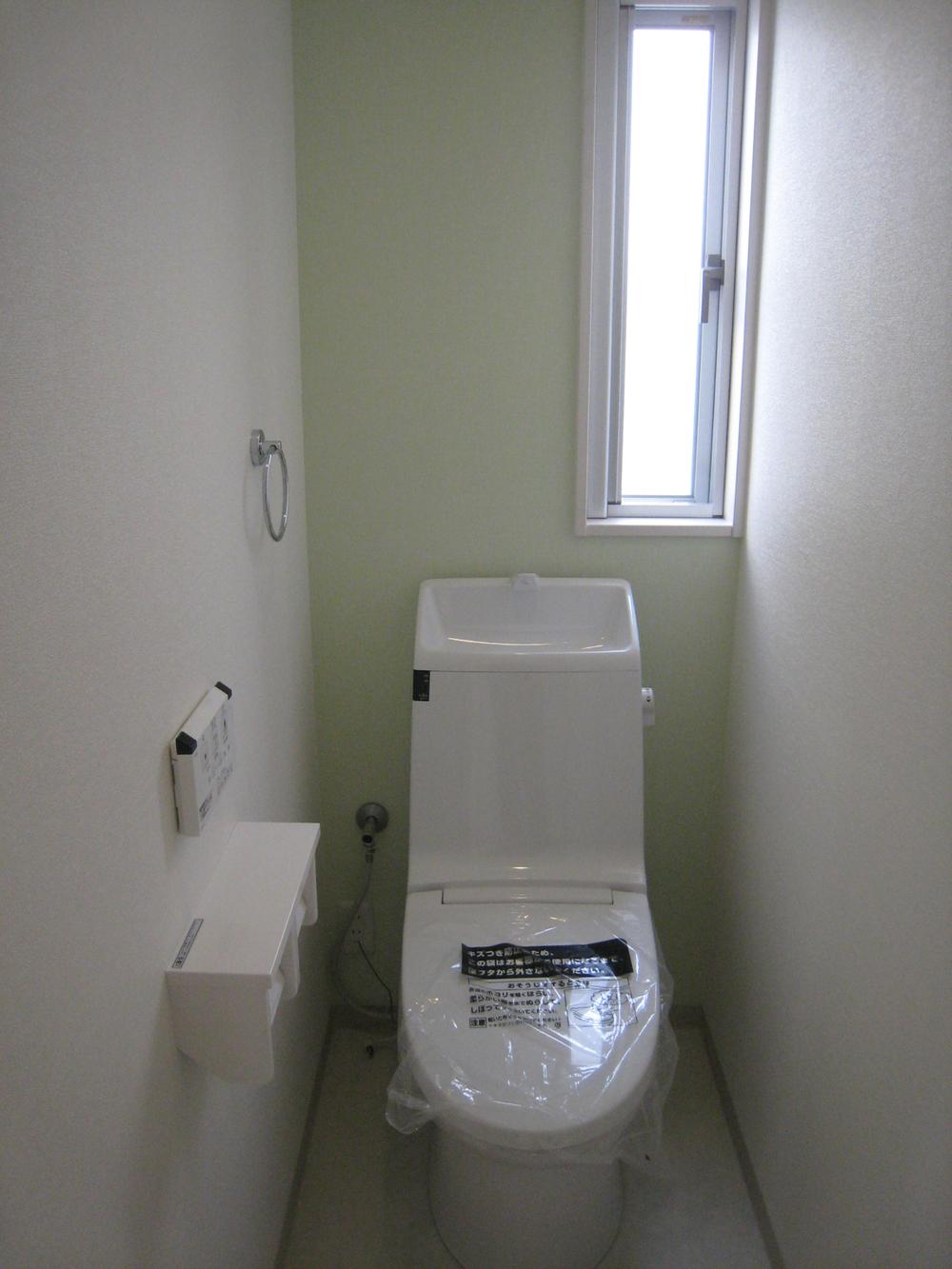 Toilet. ■ I'm happy small window