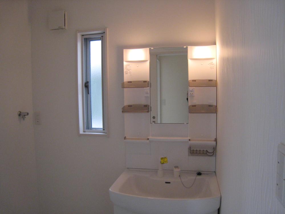 Wash basin, toilet. ■ Exhaust Fan ・ Small window with