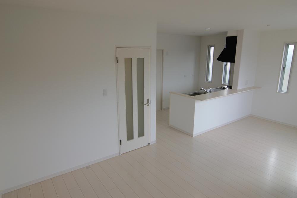 Living. ■ Please! Please come to see this bright living