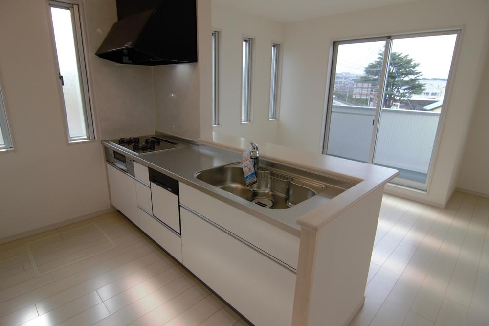 Kitchen. ■ System kitchen also comes with course water purifier for us become something busy mom ally with a washing machine!