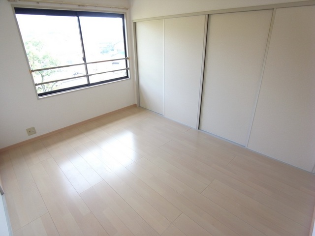 Living and room. It was renovated in Japanese-style ⇒ Western!